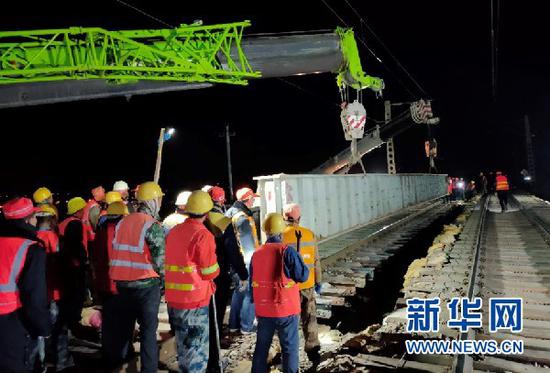 G341线白银至中川至永登公路一期下穿兰新铁路框架桥架设便梁。(采访对象供图)