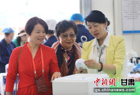 图为华文媒体代表们了解百合产品。