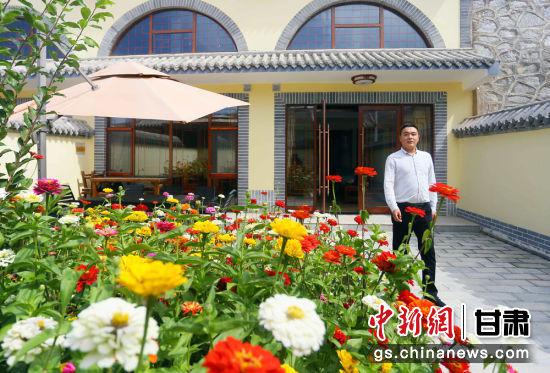 2020年9月上旬兰州市榆中县甘草店镇车道岭村里开设的窑洞宾馆。(资料图) 高展 摄