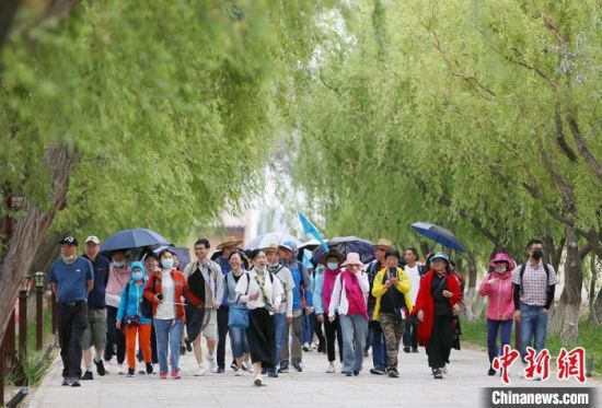 暑期里,嘉峪关关城景区也迎来了旅游旺季。高展 摄