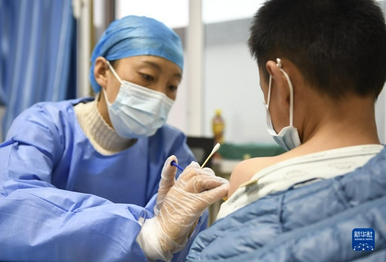 10月29日，甘肃省永靖县的小学生在接种疫苗。新华社发（史有东 摄）