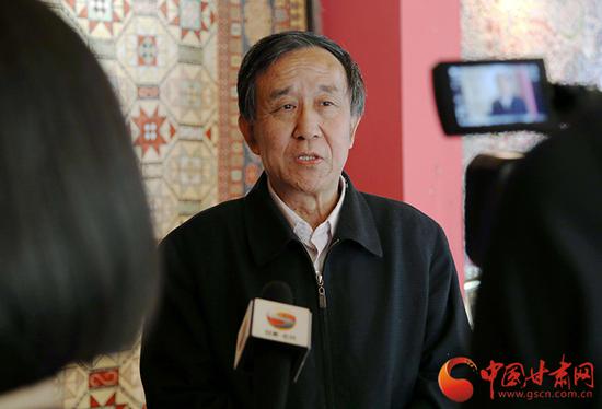 李纯兴接受记者采访