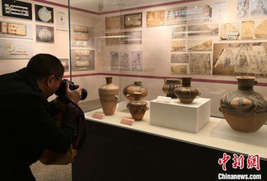 图为:民众在甘肃省博物馆观赏展出的文物。(资料图) 杨艳敏 摄