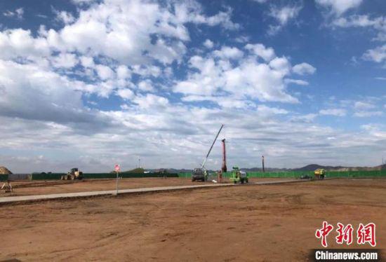 9月2日,甘肃白银通用机场项目建设现场,塔吊林立、机器轰鸣,施工人员正在加紧赶进度,确保按期完工。