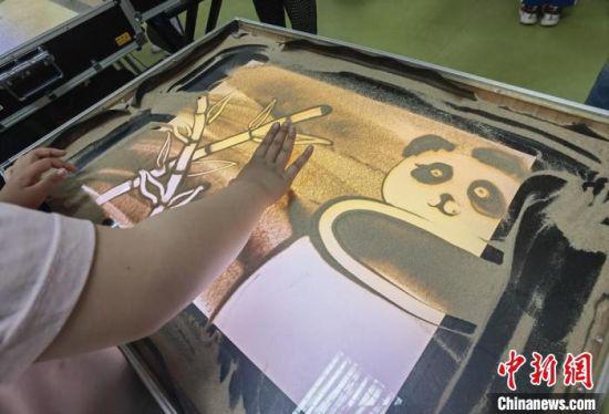 图为学生用沙子创作竹子和大熊猫。 高展 摄
