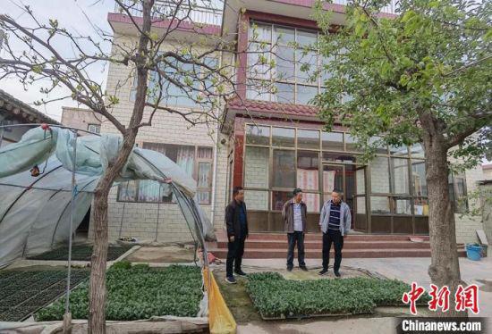 近年来,兰州高新区连搭乡金家营村副主任梁培智引导村民转变种植观念,大力调整产业结构,发展特色种植业。 刘玉桃 摄