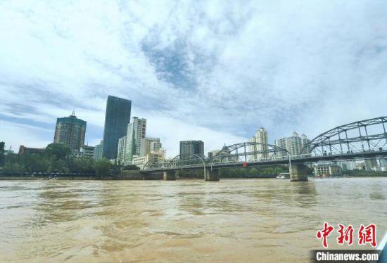 图为在兰州警方搜救艇上拍摄巡查黄河时的画面。 高康迪 摄