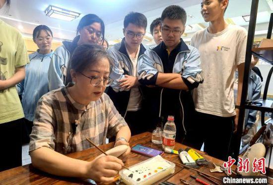 6月下旬,马玉兰正在给学生示范作画技巧。 高康迪 摄