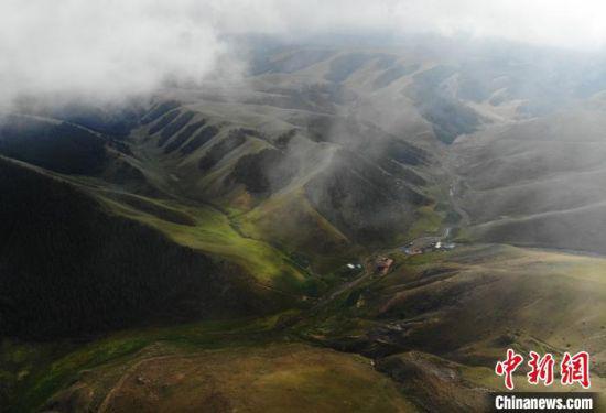 图为祁连山深处甘肃肃南裕固族自治县康乐草原。(资料图) 杨艳敏 摄
