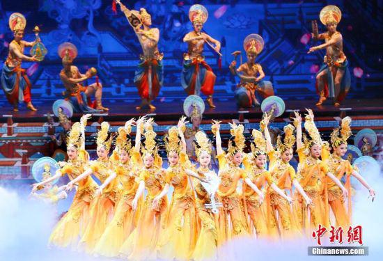 6月28日晚,甘肃省庆祝中国共产党成立100周年文艺演出——音乐舞蹈史诗《致敬百年》在兰州举行。图为演员演绎舞剧《丝路花雨》。