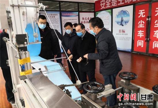 图为甘肃省药监局党组书记、局长宋保才一行在临夏现场协调解决企业在生产口罩中存在的困难和问题。(资料图)