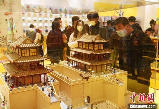 图为耗时800个小时,使用165000块乐高颗粒搭建的嘉峪关3D模型。 杨艳敏 摄