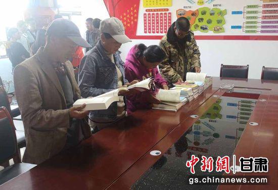 图为安掌村村民在农家书屋阅读。(资料图)