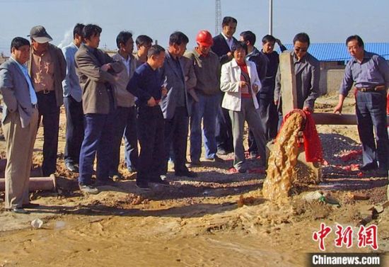 2008年9月,王惠玲和职工见证了山丹县新打的供水机井通水,该供水井解决了长城新村居民用水难问题。 雷华 摄