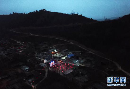 这是2月16日拍摄的甘肃省陇南市武都区鱼龙镇刘家湾村表演高山戏的场景(无人机拍摄)。 新华社记者 才扬 摄