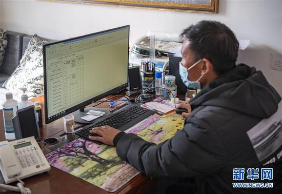 在西藏拉萨一家企业,钟科在整理消毒产品日报表(2月17日摄)。 新华社记者 孙非 摄