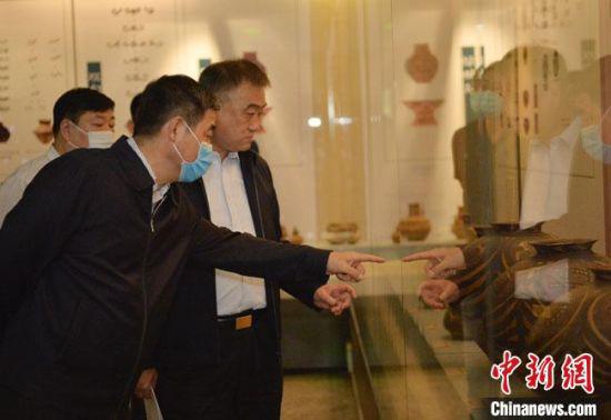 图为展览吸引观众围观探讨。 卢伟山 摄