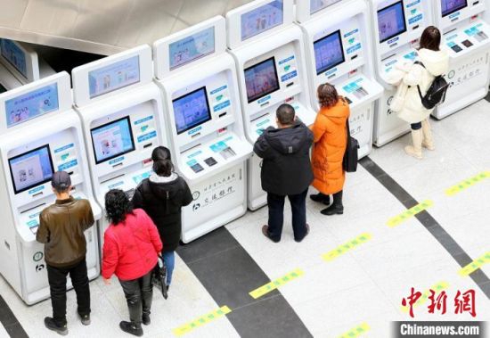 2021年1月19日,兰州市民在甘肃省人民医院自助业务办理机前领取电子健康卡二维码。(资料图) 高展 摄