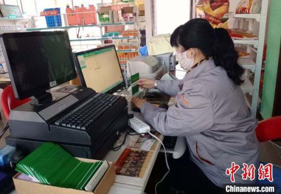图为合作社工作人员给农户办理“面粉存折”。 朱丹丹 摄