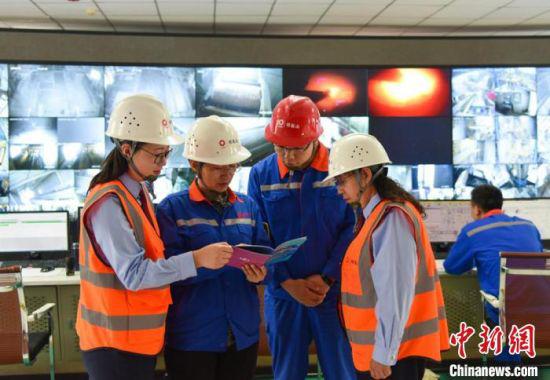 图为税务干部走进企业宣传税收政策。(资料图)甘肃省税务局供图