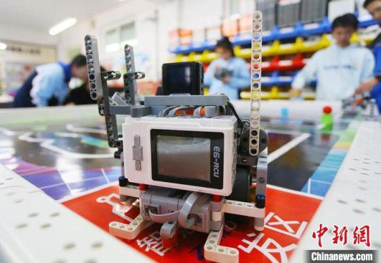 图为兰州大学附属中学机器人活动中心,高中学子参与活动。 高展 摄