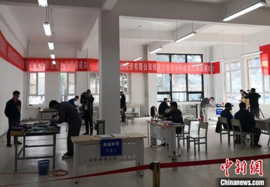2018年3月下旬,甘肃举行2018年全省中等职业学校学生技能大赛。图为学生参加比赛。(资料图) 刘玉桃 摄