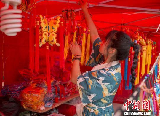 图为甘肃庆阳香包展示。 陈飞 摄