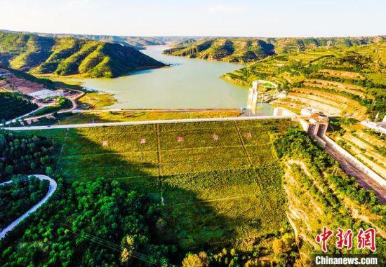 为降低油田开发建设对生态环境的影响,采油十一厂对10多年前打在水源保护区内的油井进行关井停产。 周沛龙 摄