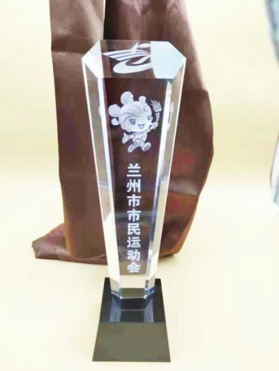 奖杯 孔德胜摄