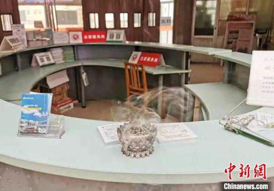 兰州大学第一医院的门诊大厅里飘满药香,该院内各预检分诊处,门诊大厅咨询台、预检分诊台、药房窗口均设置熏香盒。(资料图) 兰大一院供图