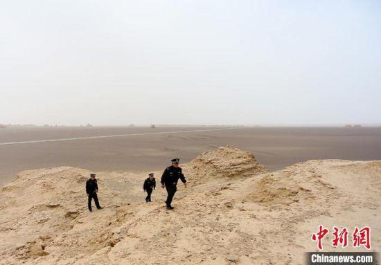 午餐后,窑洞派出所民警进行巡逻。 高展 摄