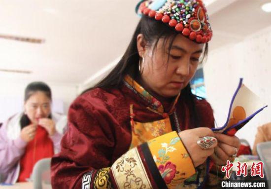 图为裕固族妇女学习刺绣。 史静静 摄