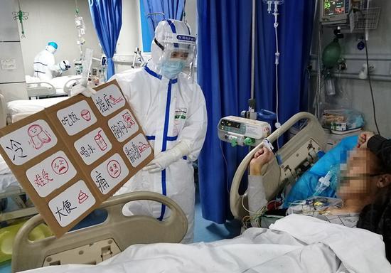 陈钰浠给患者看“图解护理需求表”,以了解患者需求。