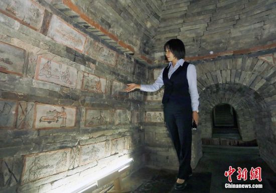 壁画取材于现实生活,具有浓厚的生活气息。高展 摄