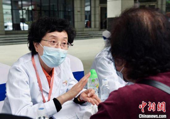 5月18日,“健康中国—MMC西部行”在兰州启动,为糖尿病等代谢疾病进行健康宣教、义诊和医护培训。 丁思 摄