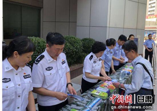 图为民众咨询出入境证件“只跑一次”相关流程。 崔琳 摄