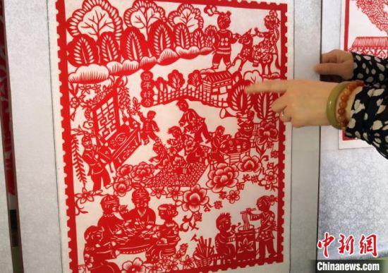 图为“吃面”场景,展示中国尊老爱幼美德。 刘玉桃 摄