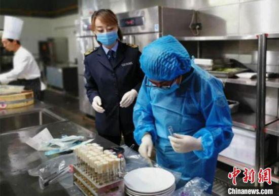 图为甘肃省市场监管部门检查食品安全。(资料图) 冯岗 摄