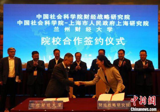 图为签约仪式现场。 魏建军 摄