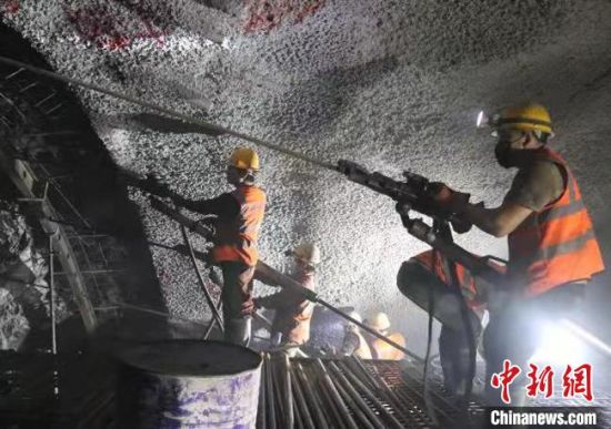 9月3日11时18分,新建中卫至兰州铁路甘肃段控制性工程——尖山隧道顺利贯通。 吴亚杰 摄