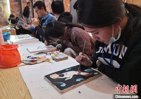 2020年10月,台湾大学生在敦煌“莫高学堂”体验泥胚画手作课。 丁思 摄