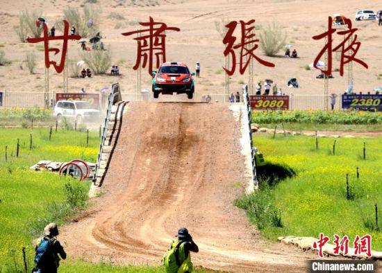 2018年7月21日,2018“张掖农商银行”杯张掖·中国汽车拉力锦标赛(简称CRC张掖站)超级短道赛在甘肃张掖市国家沙漠体育公园国际赛车城开赛。图为赛车行驶过坡地。(资料图)