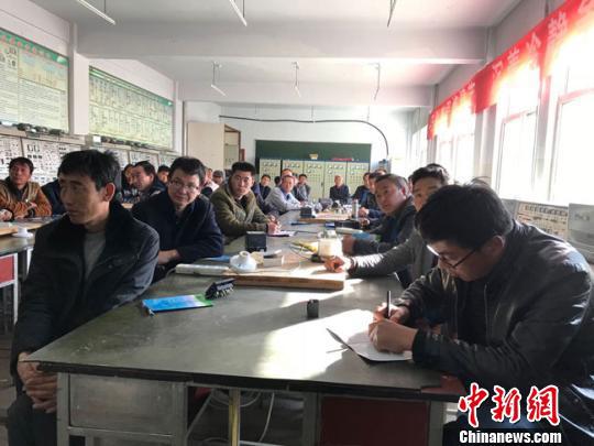 安定区脱贫技能培训改变了以往“大锅饭”培训模式,把准贫困户需求脉搏,制定出符合各自口味的“自助餐”,图为贫困户正在进行电动培训。 艾庆龙 摄