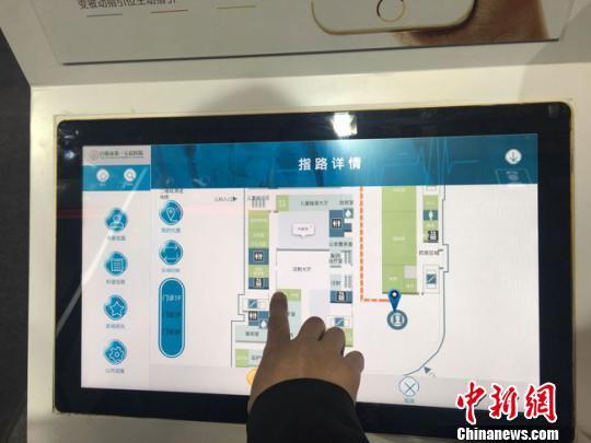 指路机器人具备点对点精准指引、后台实时更新信息、智能路径规划、人机互动等先进科技特点,将传统位置固定的“死”标牌内容变“活”变“聪明”。 张婧 摄