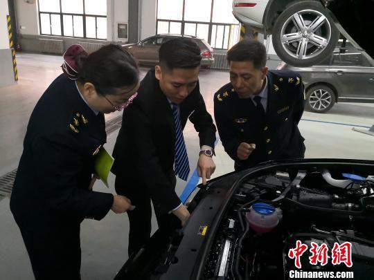 图为甘肃出入境检验检疫局近日对辖区内大众4S店进行走访排查。 李鋆 摄