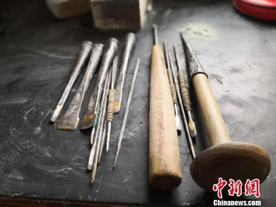 图为黄炳强所用的工具。 杨娜 摄