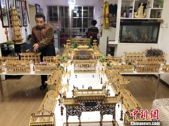 微型伏羲城中“一画开天”“开天明道”“伏羲城”等匾额上的字,都是用有机玻璃雕刻而成,与实物极为相似。 徐雪 摄