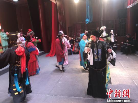 图为王宏荣和民间艺人们正在表演崇信弦子腔。 艾庆龙 摄