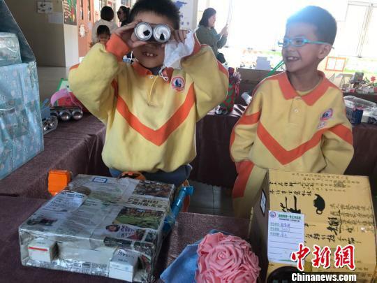 图为同学们展示“变废为宝”的作品。 崔琳 摄
