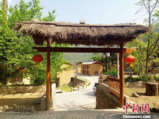 余家河村村民住上了干净整洁的小楼房,村里的黄土路也变成水泥路。 闫姣 摄